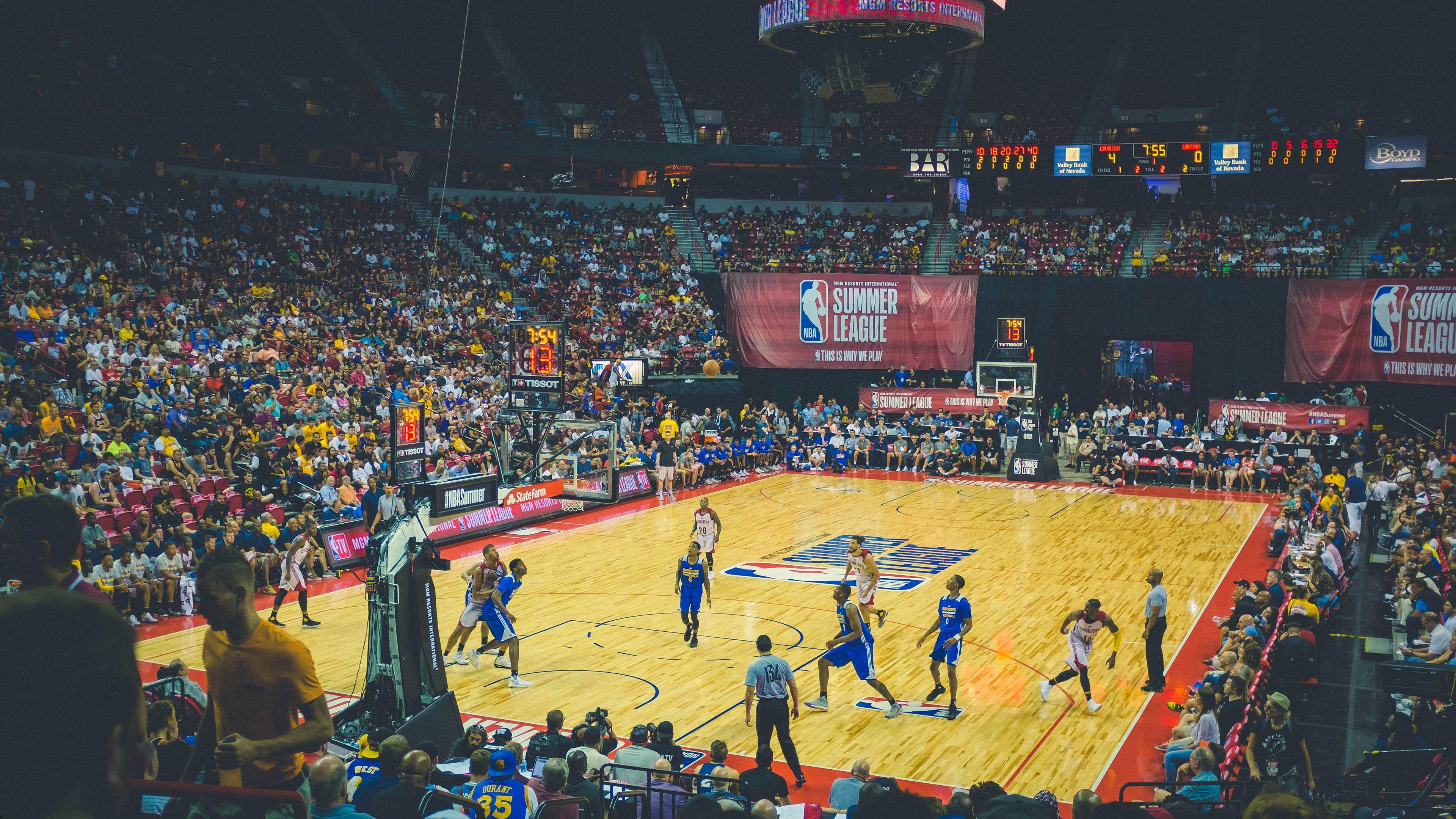 雄鹿助教达文·哈姆成湖人新帅头号候选，战术革新与更衣室掌控成关键因素