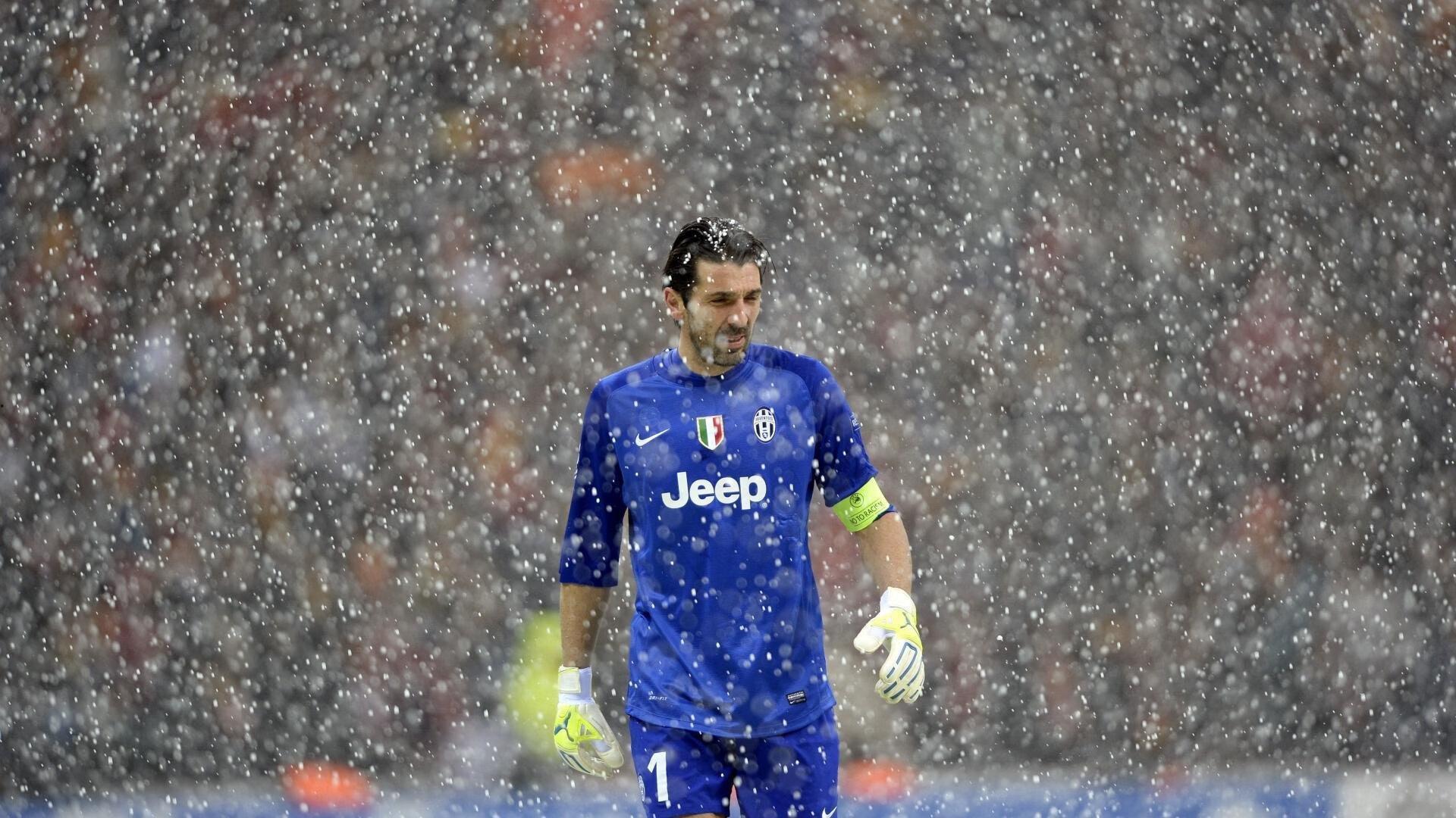 北伦敦德比Tifo引风波，枪手球迷高悬热刺旧将肖像，球场文化再成焦点